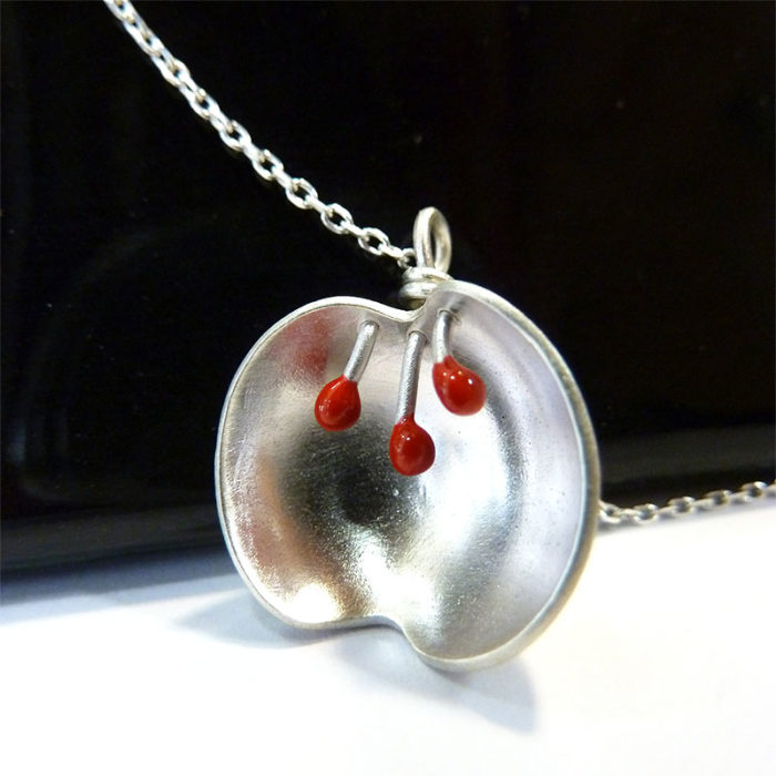 collier argent et résine rouge fait main artisanat bijouterie