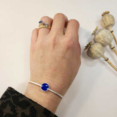 Bracelet jonc ovale ouerte avec lapis lazoli serti décoré fabriqué à Lyon par la créatrice sophie mouleyre