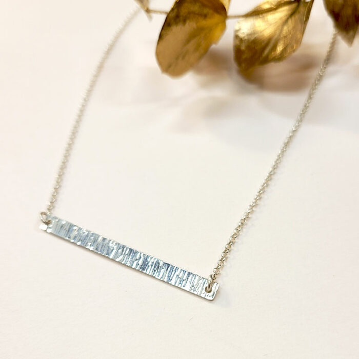 collier texture écorce en argent fabriqué par sophie mouleyre à lyon