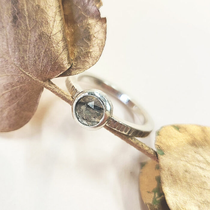 Bague en argent 925°/°° et quartz rutile fabriquée artisanalement à Lyon par Sophie Mouleyre