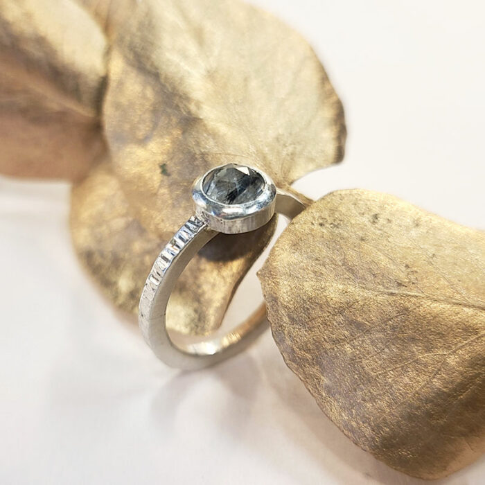 Élégante bague de créateur en argent 925°/°° et quartz rutile fabriquée par la bijoutière à Lyon