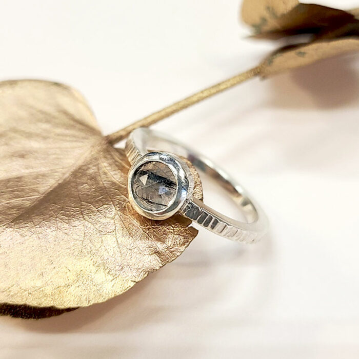 Bague en argent 925°/°° et quartz rutile fabriquée artisanalement à Lyon