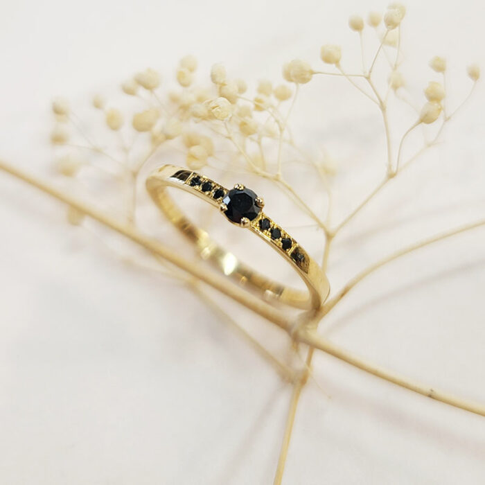 Bague Vanessa créée à Lyon en or jaune 750°/°° et 7 diamants noirs