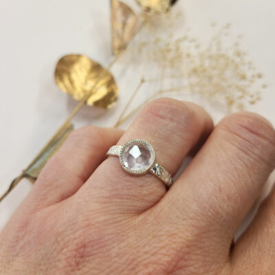 Bague délicate en argent et quartz rose fabriquée à la main à Lyon