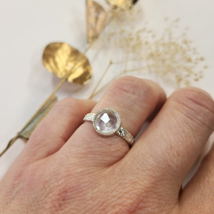 Bague délicate en argent et quartz rose fabriquée à la main à Lyon