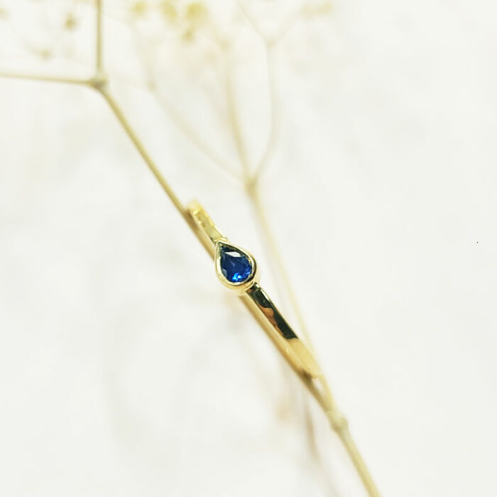 Bague or jaune et saphir créée à la main dans la bijouterie lyonnaise de la créatrice Sophie Mouleyre