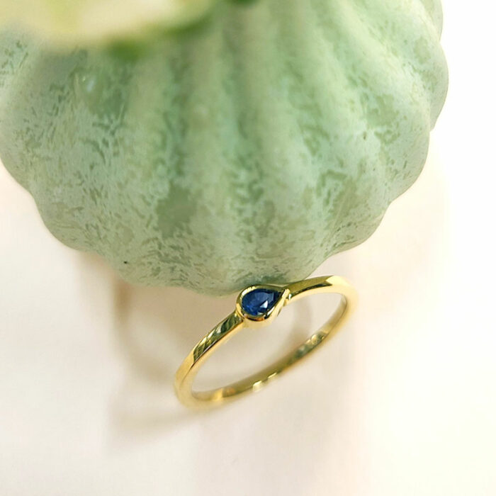 Bague fine en or jaune 18 carats et saphir bleu taillé en poire fabriquée à la main à Lyon par la bijoutière Sophie Mouleyre