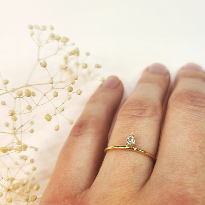 Fine bague en or jaune et diamant poire créée et fabriquée à Lyon Croix-Rousse