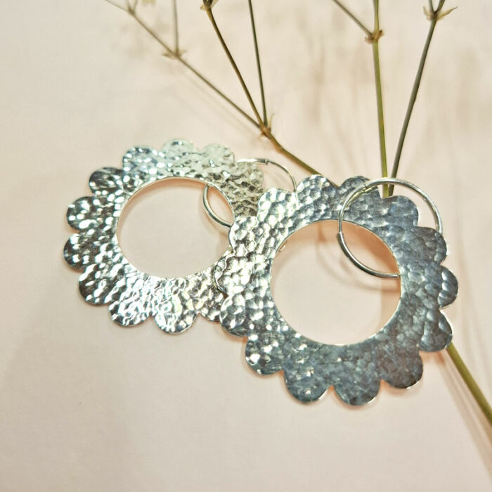 Boucles d'oreilles Marguerite fabriquées à Lyon par la bijoutière Sophie Mouleyre. Bijou en argent 925°/°°