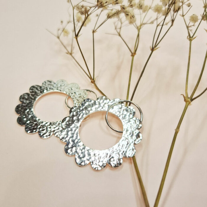 Boucles d'oreilles argent 925°/°° fabriqué à Lyon, motif marguerite. Bijoutière Sophie Mouleyre