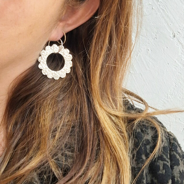 Boucles d'oreilles créoles et marguerite, texture facettes martelées. Fabrication par la bijoutière Sophie Mouleyre à Lyon