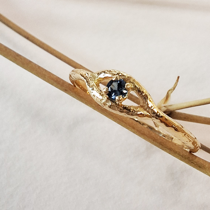 Bague "Luck" en or jaune 750°/°° et saphir d'auvergne. Motif symbole porte-bonheur et protecteur. Anneau fabriqué à la main à Lyon par la bijoutière Sophie Mouleyre