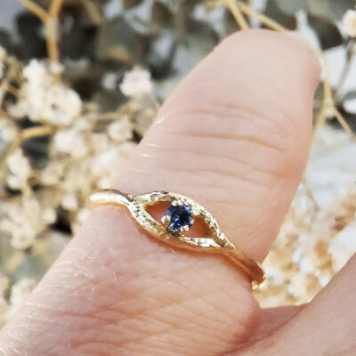 Bague Luck, anneau martelé en or jaune orné d'un saphir d'auvergne créée et fabriquée à Lyon par la bijoutière Sophie Mouleyre