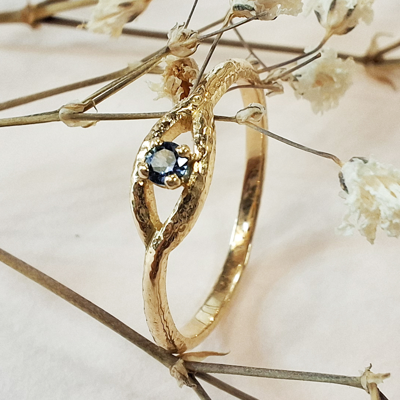 Bague en or jaune et saphir d'auvergne martelée créée et fabriquée à Lyon. Symbole porte-bonheur et protecteur