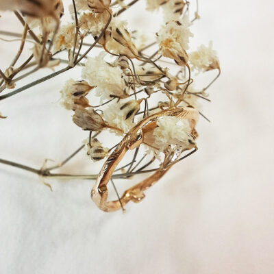 Bague végétale créée et fabriquée à la main à Lyon par la bijoutière Sophie Mouleyre. Anneau "Petite Branche" en or rose 750°/°°