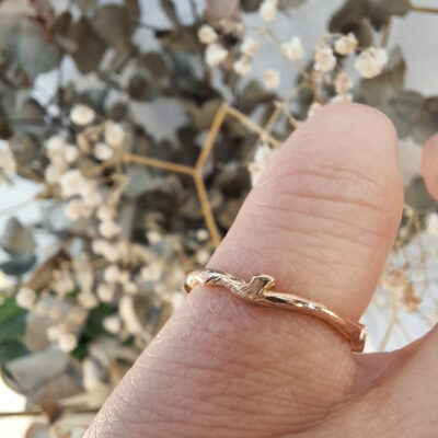 Bague créée par Sophie Mouleyre dans sa bijouterie de Lyon. Anneau "petite branche" en or rose 750°/°°