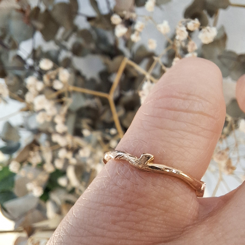 Bague créée par Sophie Mouleyre dans sa bijouterie de Lyon. Anneau "petite branche" en or rose 750°/°°