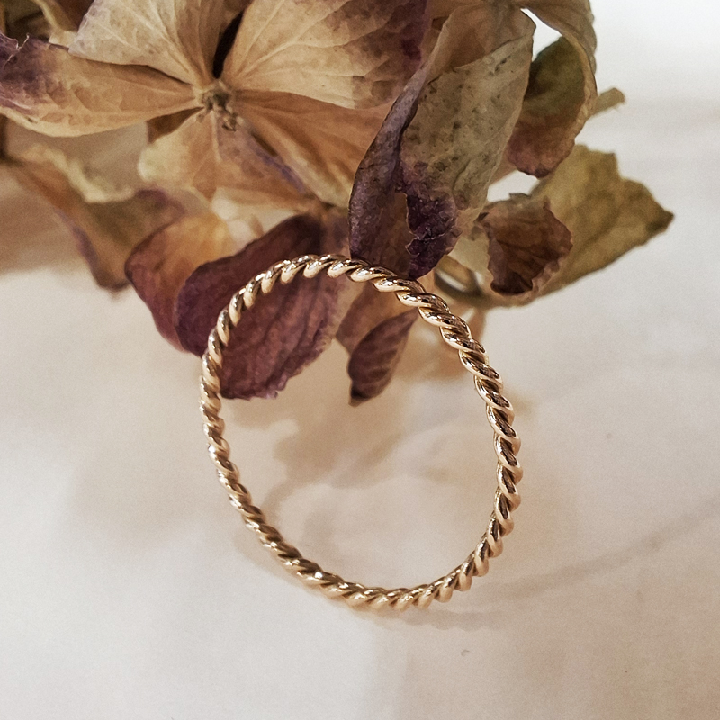 élégante bague fine en or rose 18 carats formant une torsade. Modèle créé et fabriqué à la main par la bijoutière Sophie Mouleyre
