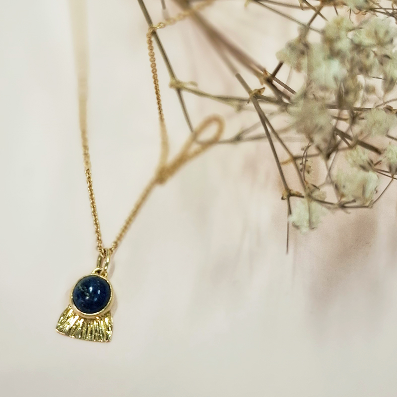 Collier "Rê" en or jaune 750°/°° (18 carats) et lapis lazuli, symbole du soleil. Fabrication artisanale à Lyon. Pendentif unique suspendu à une chaîne fine de 40cm. Bijouterie Sophie Mouleyre