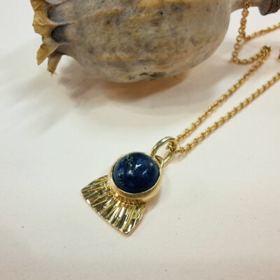 Collier "Rê", symbole du soleil en or jaune 18 carats et lapis lazuli. Pendentif unique suspendu à une chaîne fine de 40cm. Création artisanale lyonnaise par Sophie Mouleyre
