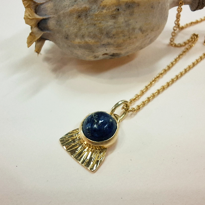 Collier "Rê", symbole du soleil en or jaune 18 carats et lapis lazuli. Pendentif unique suspendu à une chaîne fine de 40cm. Création artisanale lyonnaise par Sophie Mouleyre