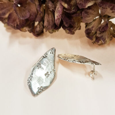 Grandes boucles d'oreilles texture fonds marins en argent 925°/°°. Boucles réalisées à la main par Sophie Mouleyre, bijoutière à Lyon.