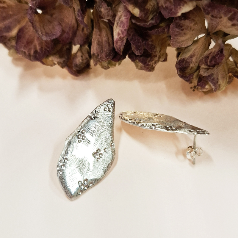 Grandes boucles d'oreilles texture fonds marins en argent 925°/°°. Boucles réalisées à la main par Sophie Mouleyre, bijoutière à Lyon.