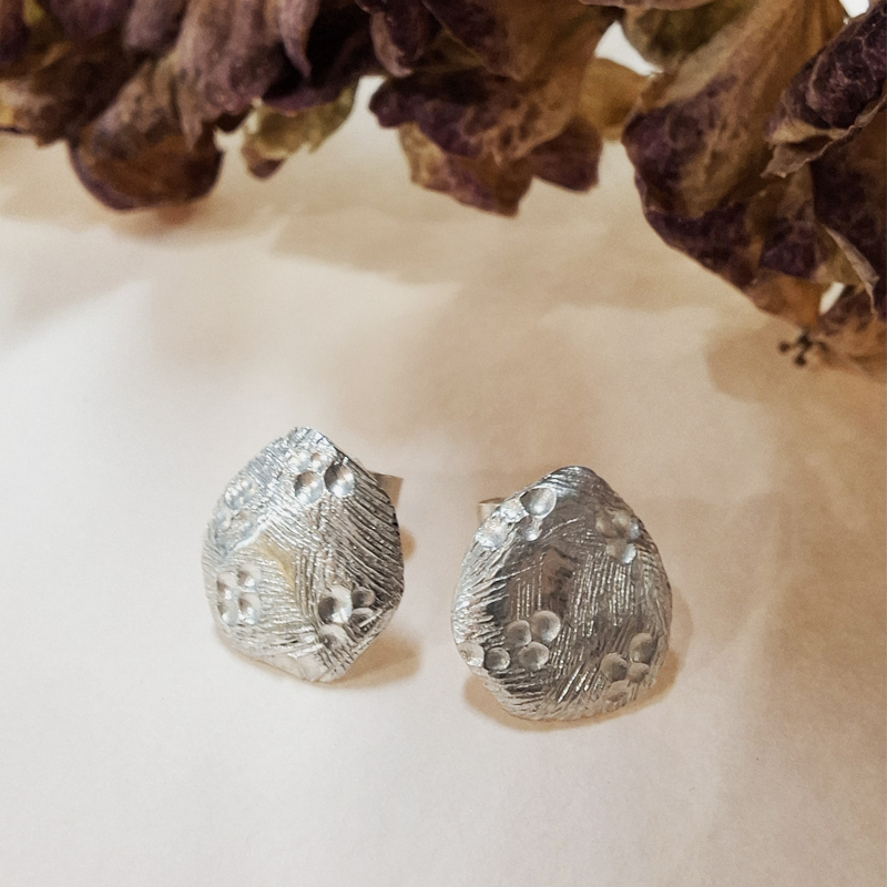 Petites boucles d'oreilles clous en argent 925, texture fonds marins, forme roche créées et fabriquées à la main par la bijoutière Sophie Mouleyre