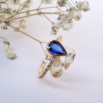 Bague créée et fabriquée par Sophie Mouleyre dans son atelier du 1er arrondissement de Lyon. Un magnifique saphir taillé en poire est mis en valeur par l'anneau en or jaune 750°/°° (18 carats).