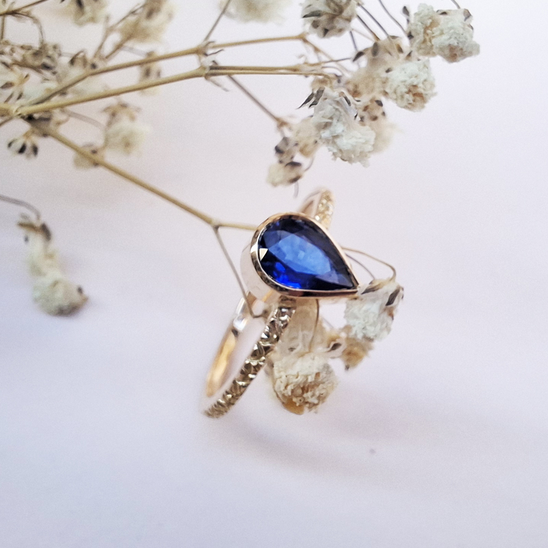 Bague créée et fabriquée par Sophie Mouleyre dans son atelier du 1er arrondissement de Lyon. Un magnifique saphir taillé en poire est mis en valeur par l'anneau en or jaune 750°/°° (18 carats).