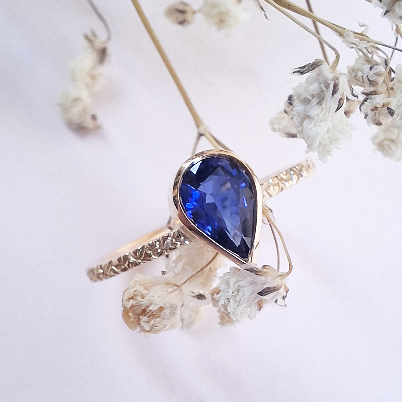 Bague or jaune 750°/°° (18 carats) et saphir bleu en forme de poire. Bijou créé et fabriquée par Sophie Mouleyre dans son atelier du 1er arrondissement de Lyon.