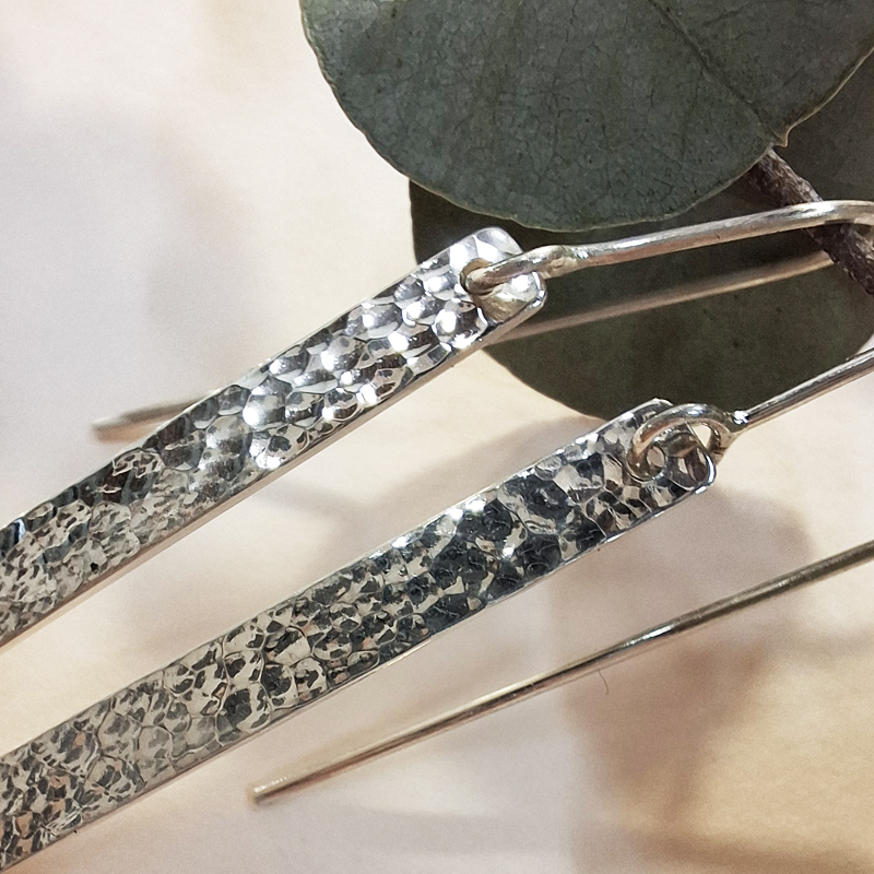 Détail texture "Facettes martelées" boucles d'oreilles en argent 925 - création Sophie Mouleyre Lyon