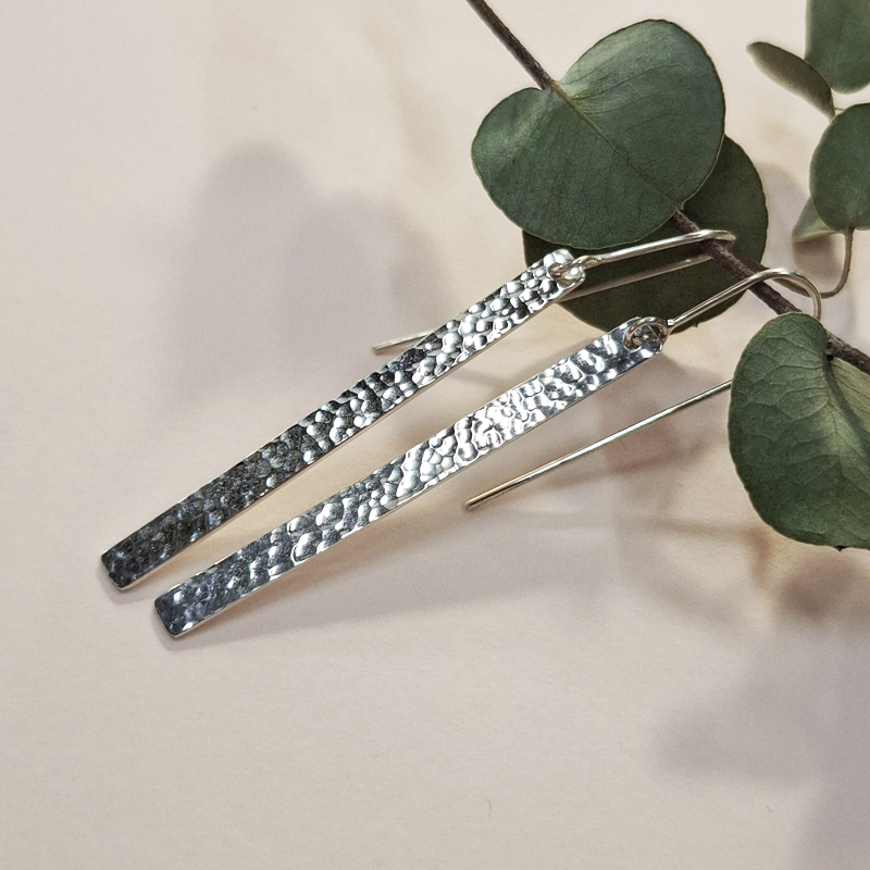 Boucles d'oreilles pendantes en argent 925°/°°, texture martelées fabriquées à Lyon par la bijoutière Sophie Mouleyre