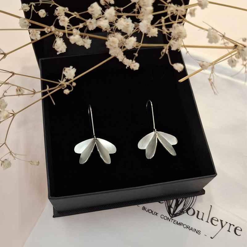 Jolies bouclles d'oeilles en argent 925, brossé, présentées dans un écrin délicat. Ce bijou est imaginé, créé et fabriqué à la main par la bijoutière Sophie Mouleyre