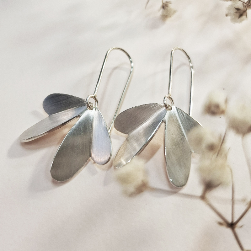 Boucles d'oreilles renversantes argent brossé 925, métaphore du cœur fabriquées à Lyon par la bijoutière Sophie Mouleyre
